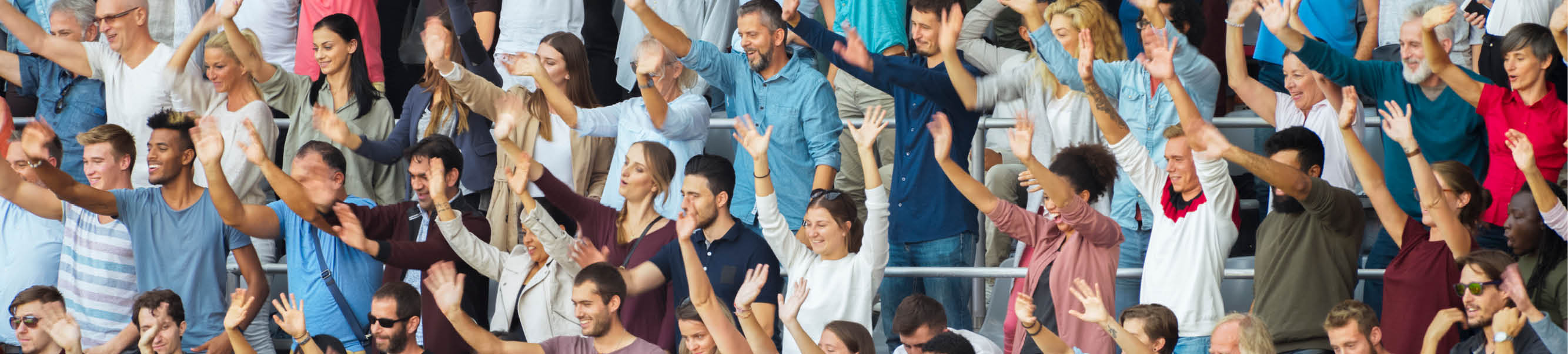 pessoas numa bancada desportiva